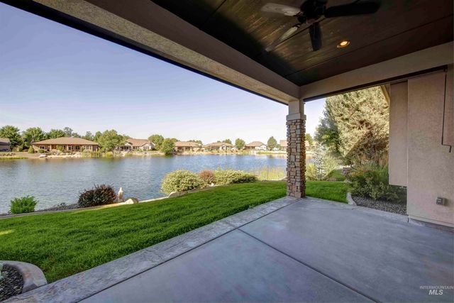 12141 W Pinewood River Ln, Star, ID 83669