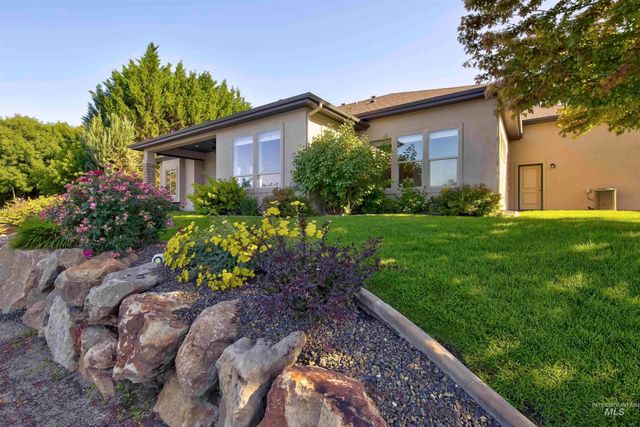 12141 W Pinewood River Ln, Star, ID 83669