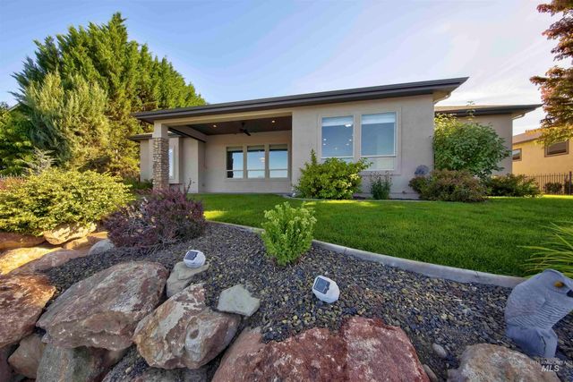 12141 W Pinewood River Ln, Star, ID 83669