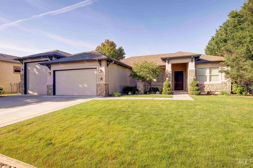 12141 W Pinewood River Ln, Star, ID 83669