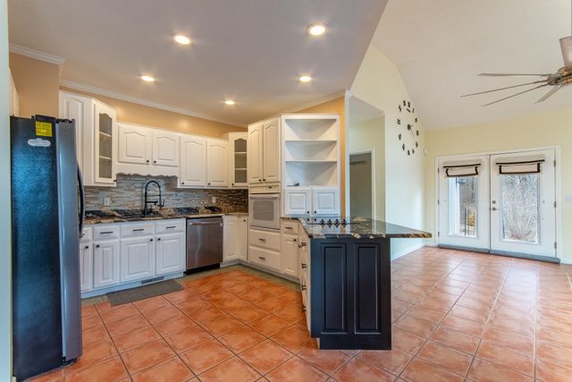 1255 TWIN VIEW CIR, Selmer, TN 38375