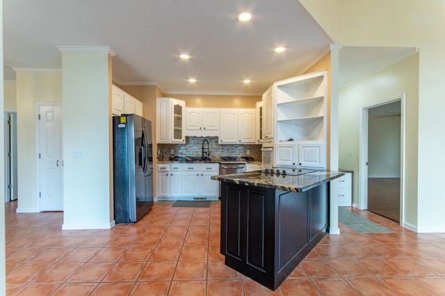 1255 TWIN VIEW CIR, Selmer, TN 38375