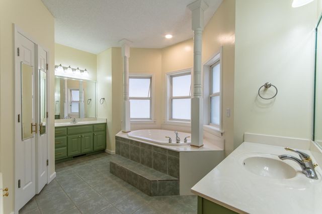 1255 TWIN VIEW CIR, Selmer, TN 38375