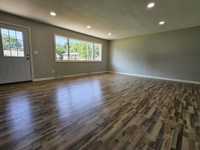 2110 W Memorial Drive, Janesville, WI 53548