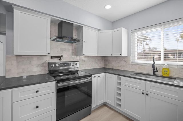 132 81ST AVENUE N, St Petersburg, FL 33702