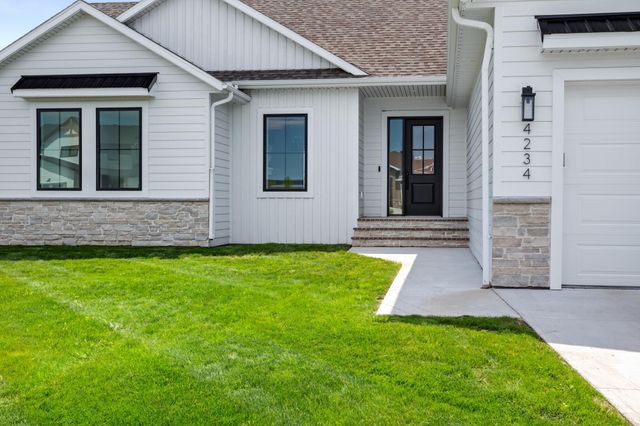 4234 Bristlecone Loop S, Fargo, ND 58104