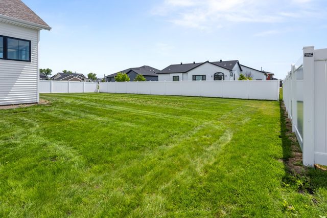 4234 Bristlecone Loop S, Fargo, ND 58104