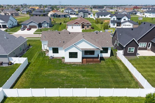 4234 Bristlecone Loop S, Fargo, ND 58104