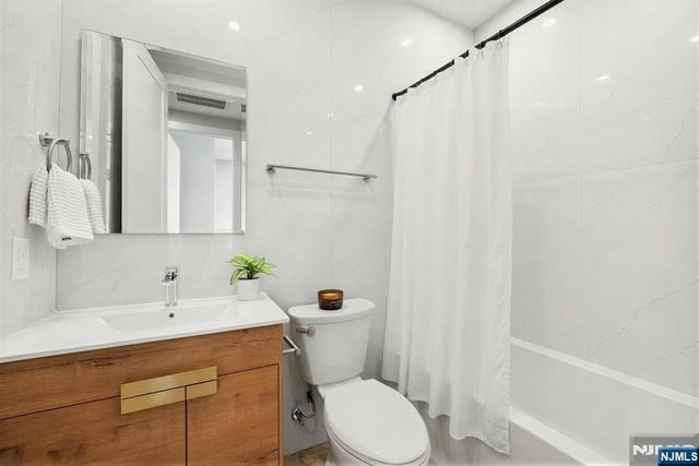 126 De Kalb Avenue, Jersey City, NJ 07306