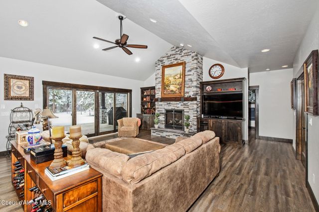 11352 N Enchantment LN, Hayden, ID 83835