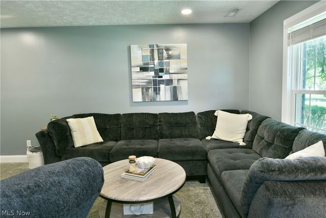 701 Lakeview Drive, Cortland, OH 44410