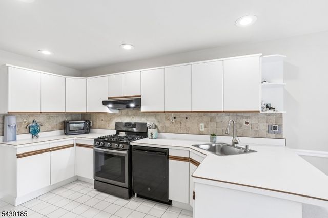 10 Fells Manor Rd, Caldwell Boro Twp., NJ 07006