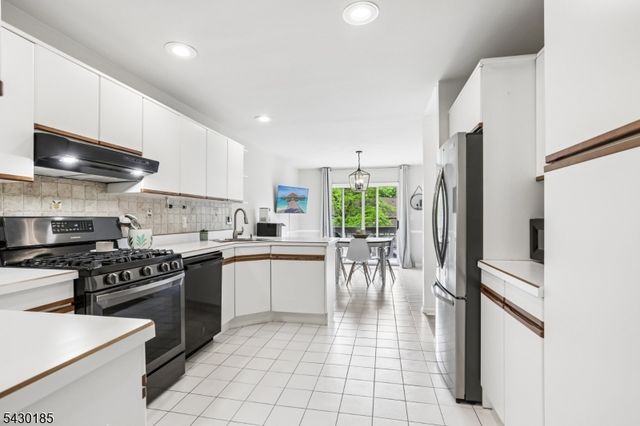 10 Fells Manor Rd, Caldwell Boro Twp., NJ 07006
