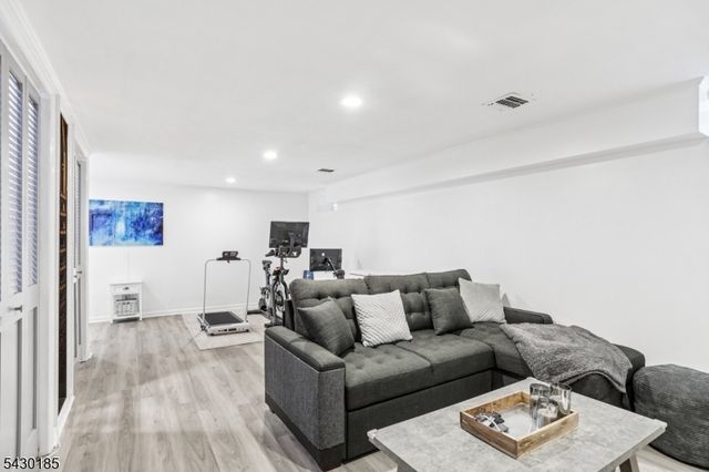 10 Fells Manor Rd, Caldwell Boro Twp., NJ 07006