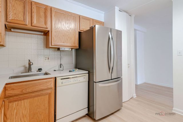 6330 Lincoln Avenue 2A, Morton Grove, IL 60053