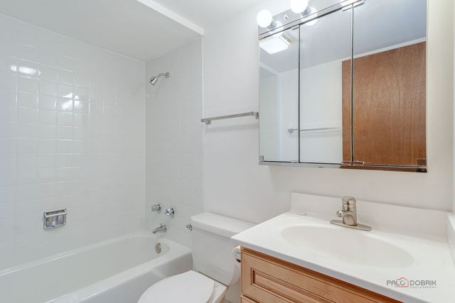 6330 Lincoln Avenue 2A, Morton Grove, IL 60053