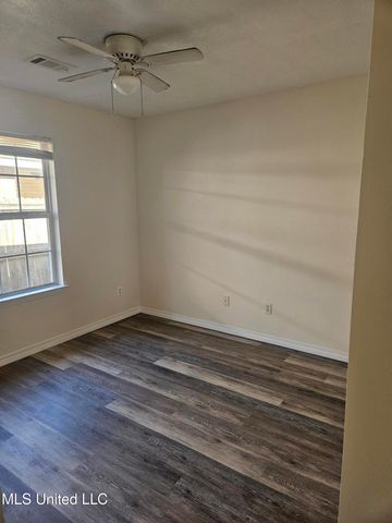 2532 N 10th Street, Ocean Springs, MS 39564