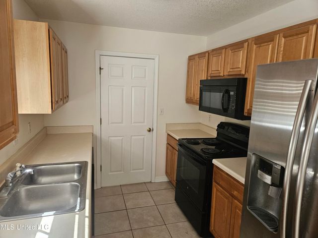 2532 N 10th Street, Ocean Springs, MS 39564