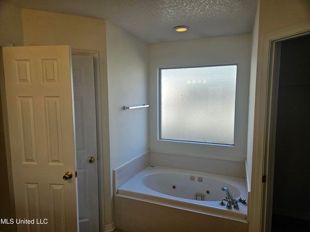 2532 N 10th Street, Ocean Springs, MS 39564