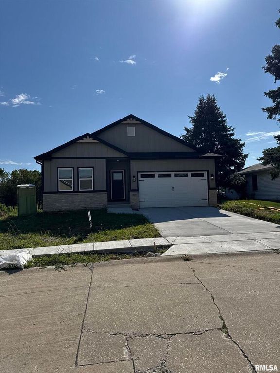 4325 MICHIGAN Avenue, Davenport, IA 52806