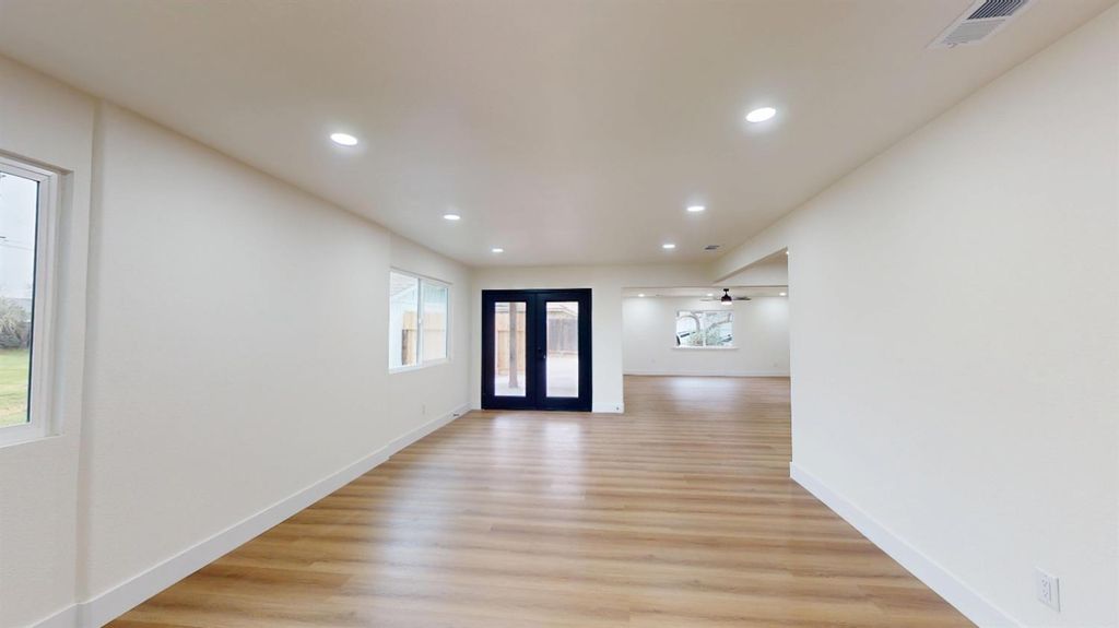 Image 11 of property listing at 11850 Topper Road, Madera, CA 93636