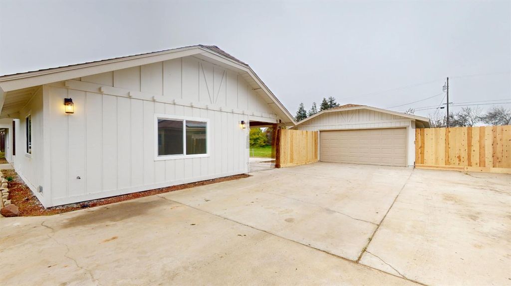 Image 23 of property listing at 11850 Topper Road, Madera, CA 93636