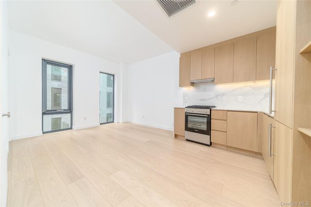 3005 Vernon Boulevard 2H, Astoria, NY 11102