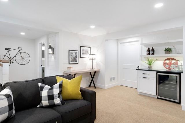 231 Manitoba Avenue N Main Level, Wayzata, MN 55391