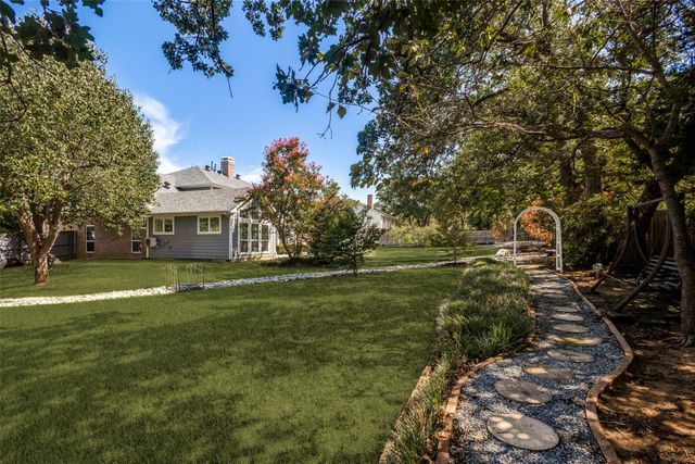 204 E Chapel Downs Drive, Southlake, TX 76092