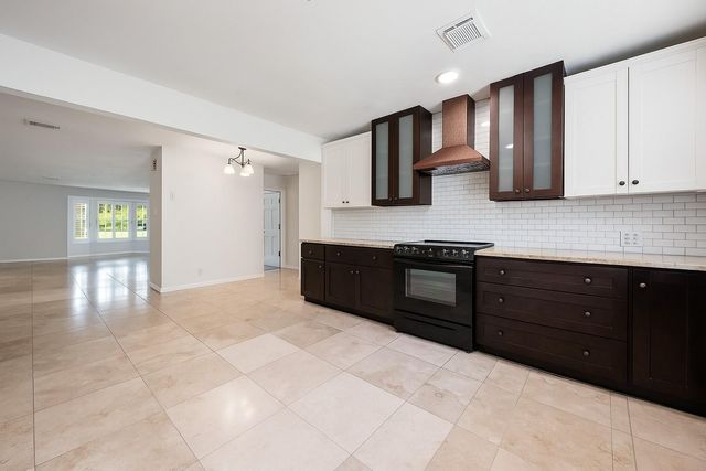 83 County Road 3189c, Cleveland, TX 77327