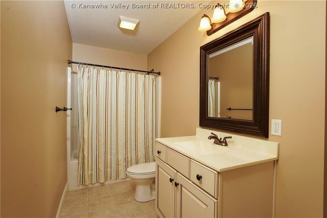 561 Wynterhall Lane, South Charleston, WV 25309