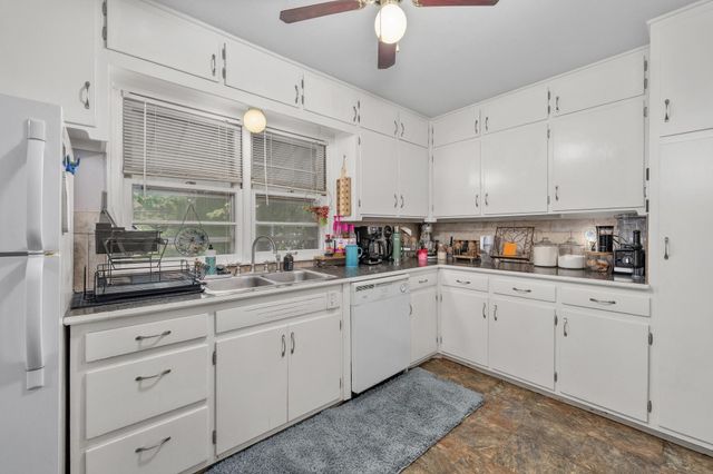 727 S Fountain Ave, Wichita, KS 67218