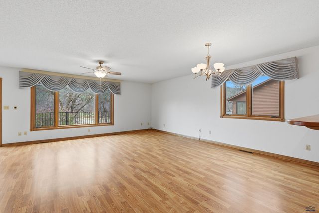 1055 DUFFER DR, Rapid City, SD 57702