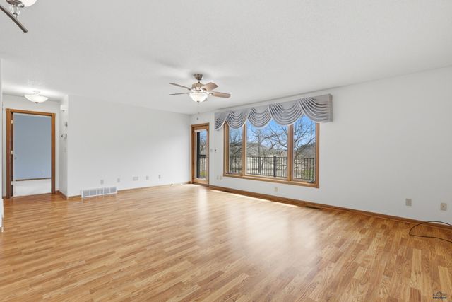 1055 DUFFER DR, Rapid City, SD 57702