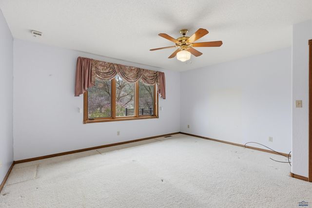 1055 DUFFER DR, Rapid City, SD 57702