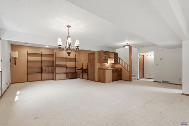 1055 DUFFER DR, Rapid City, SD 57702