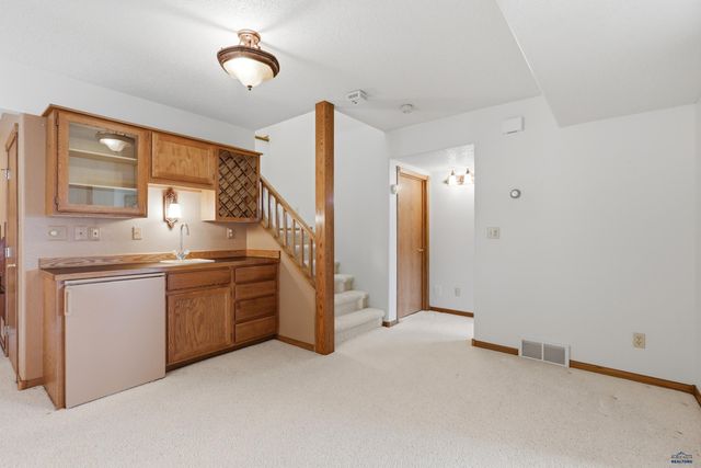 1055 DUFFER DR, Rapid City, SD 57702