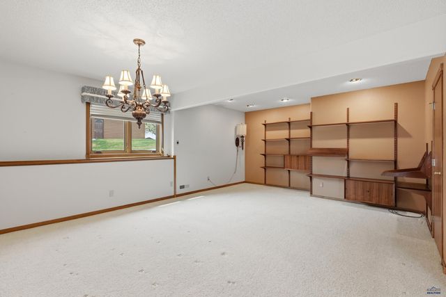 1055 DUFFER DR, Rapid City, SD 57702