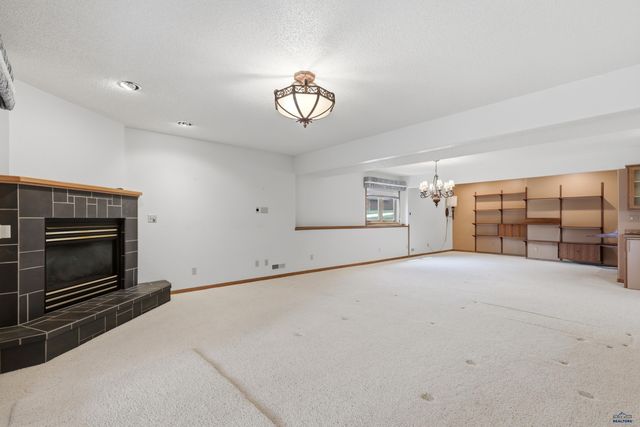 1055 DUFFER DR, Rapid City, SD 57702