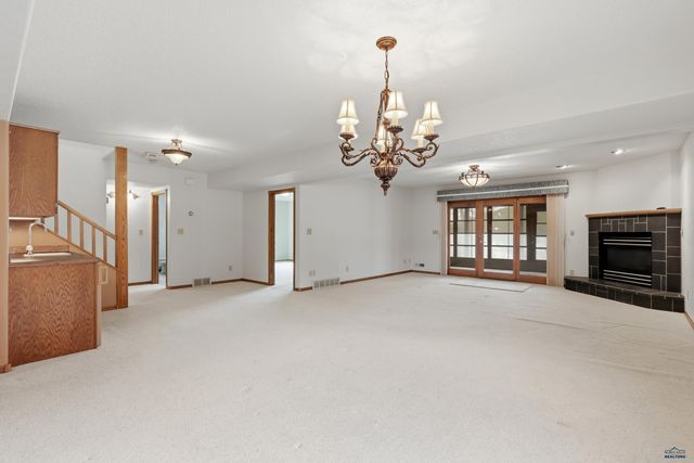 1055 DUFFER DR, Rapid City, SD 57702