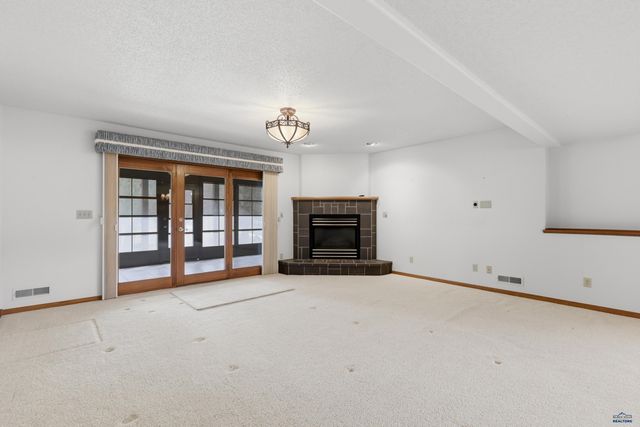 1055 DUFFER DR, Rapid City, SD 57702