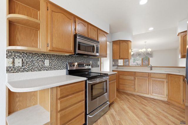 1055 DUFFER DR, Rapid City, SD 57702