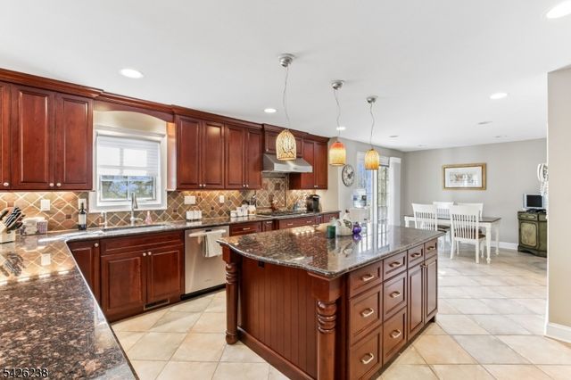 65 Rockledge Dr, Livingston Twp., NJ 07039
