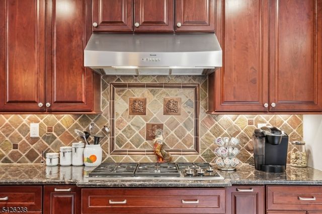 65 Rockledge Dr, Livingston Twp., NJ 07039