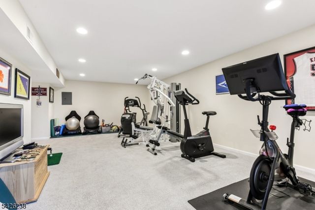 65 Rockledge Dr, Livingston Twp., NJ 07039