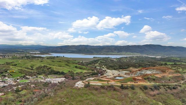 5090 Cox Dr, Valley Springs, CA 95252