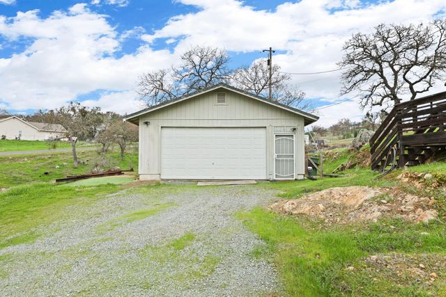 5090 Cox Dr, Valley Springs, CA 95252