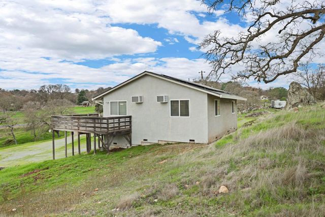 5090 Cox Dr, Valley Springs, CA 95252