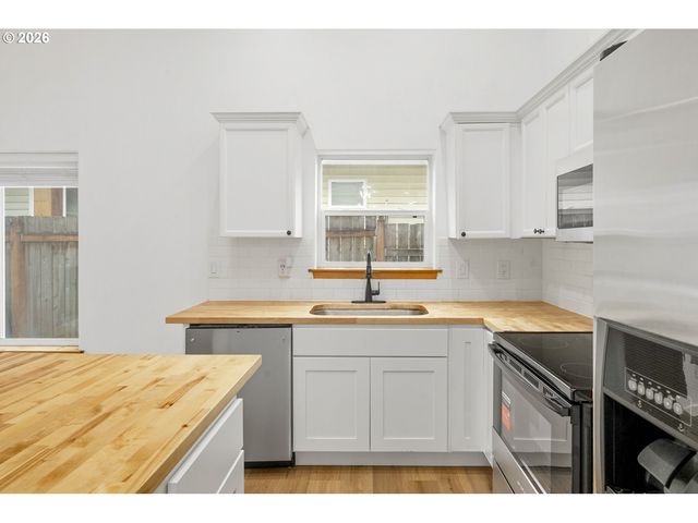 915 Ne MARINERS Loop, Portland, OR 97211
