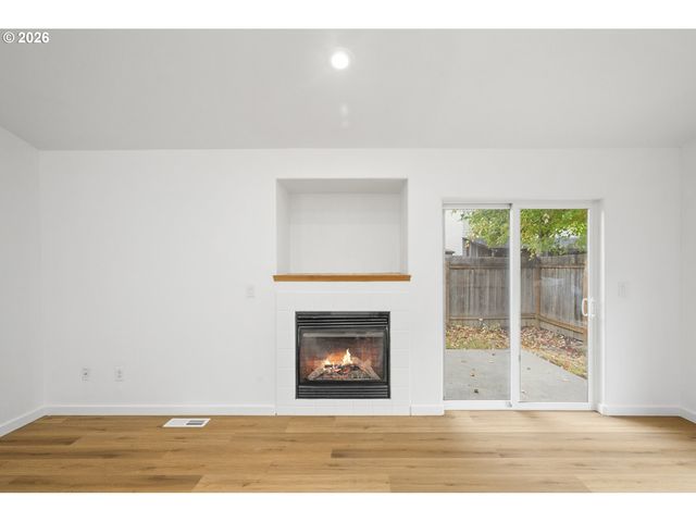 915 Ne MARINERS Loop, Portland, OR 97211